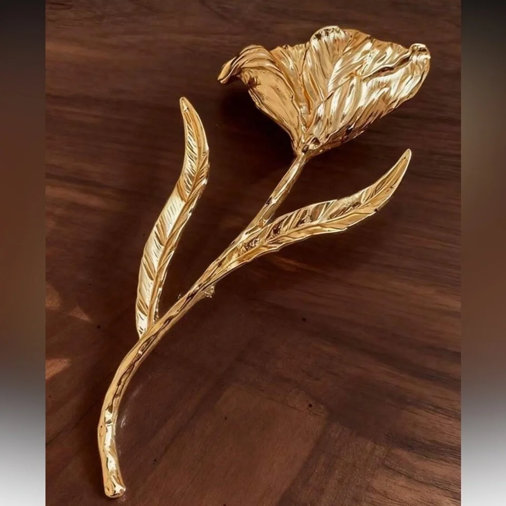 Luxurious Gold Floral Brooch